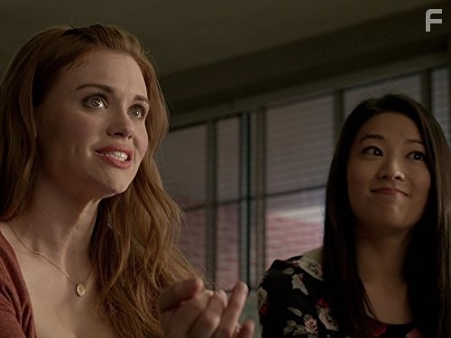 Holland Roden and Arden Cho in Оборотень (2011)
