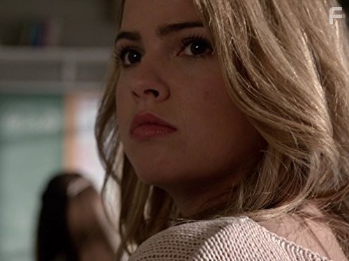 Shelley Hennig in Оборотень (2011)