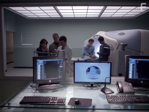 Linden Ashby, Melissa Ponzio, Tyler Posey, and Dylan O'Brien in Оборотень (2011)