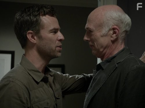 JR Bourne and Michael Hogan in Оборотень (2011)