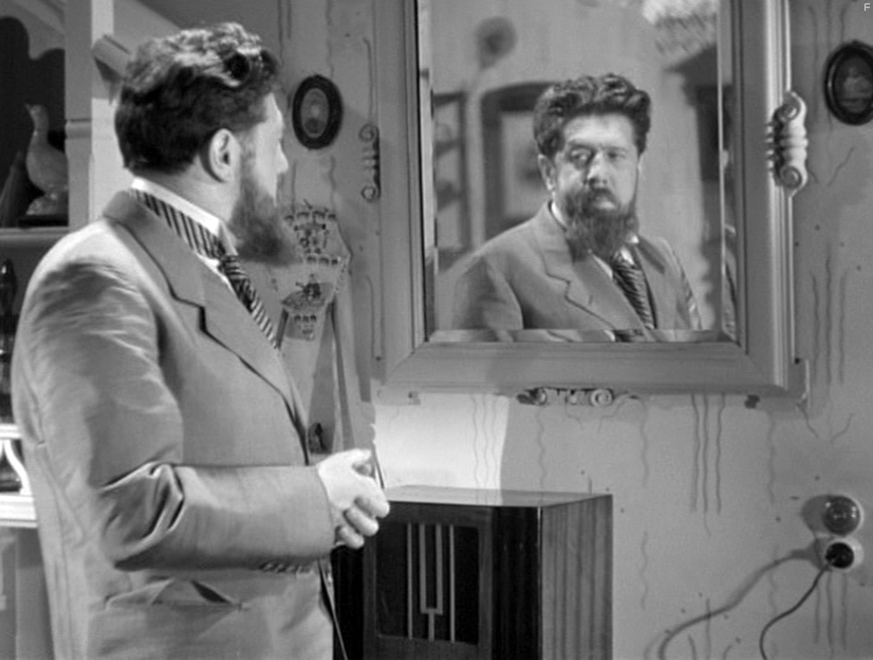 Michel Simon in Набережная туманов (1938)