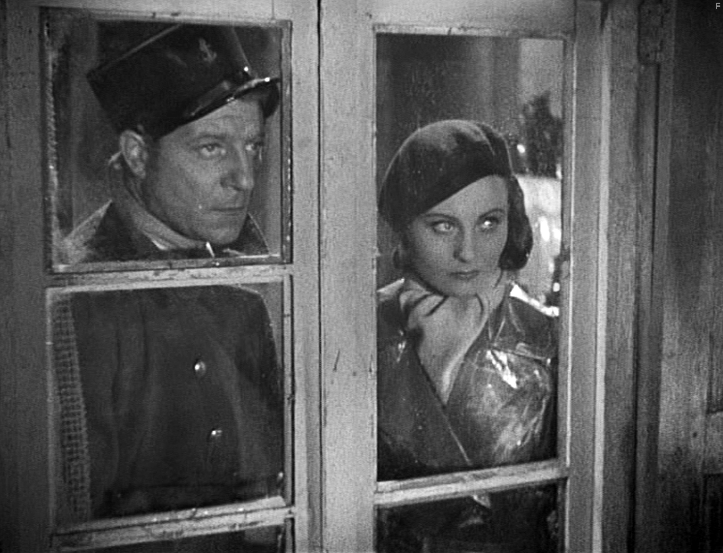 Mich?le Morgan and Jean Gabin in Набережная туманов (1938)