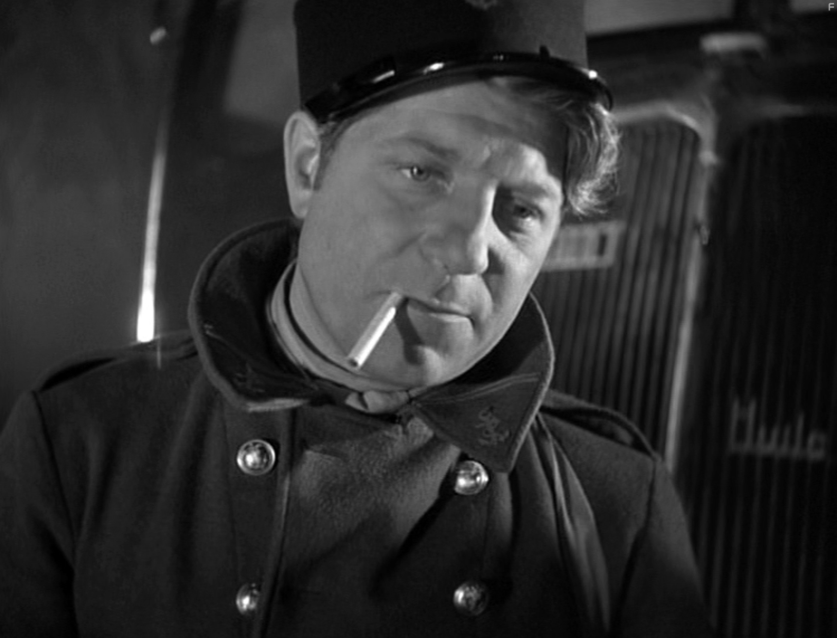 Jean Gabin in Набережная туманов (1938)