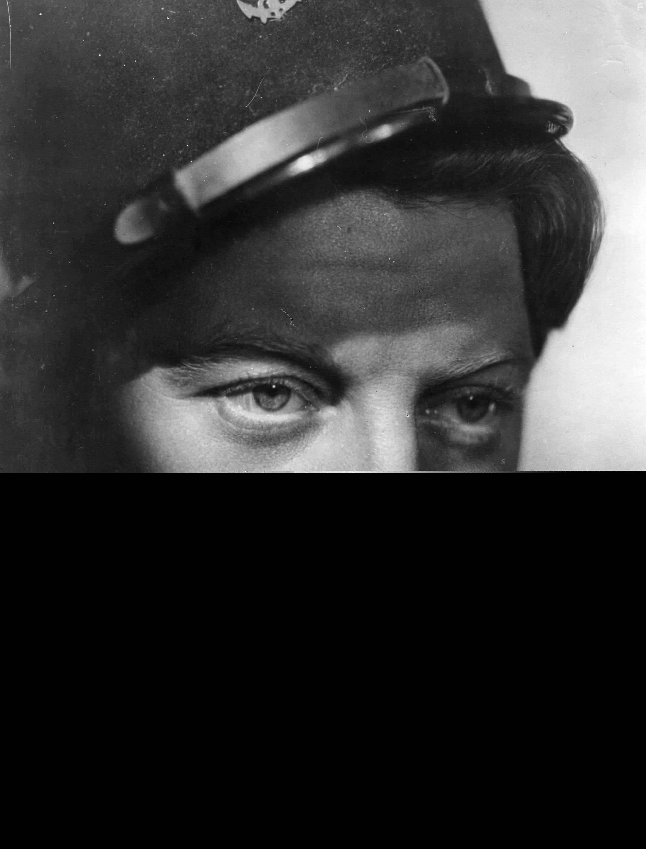 Jean Gabin in Набережная туманов (1938)