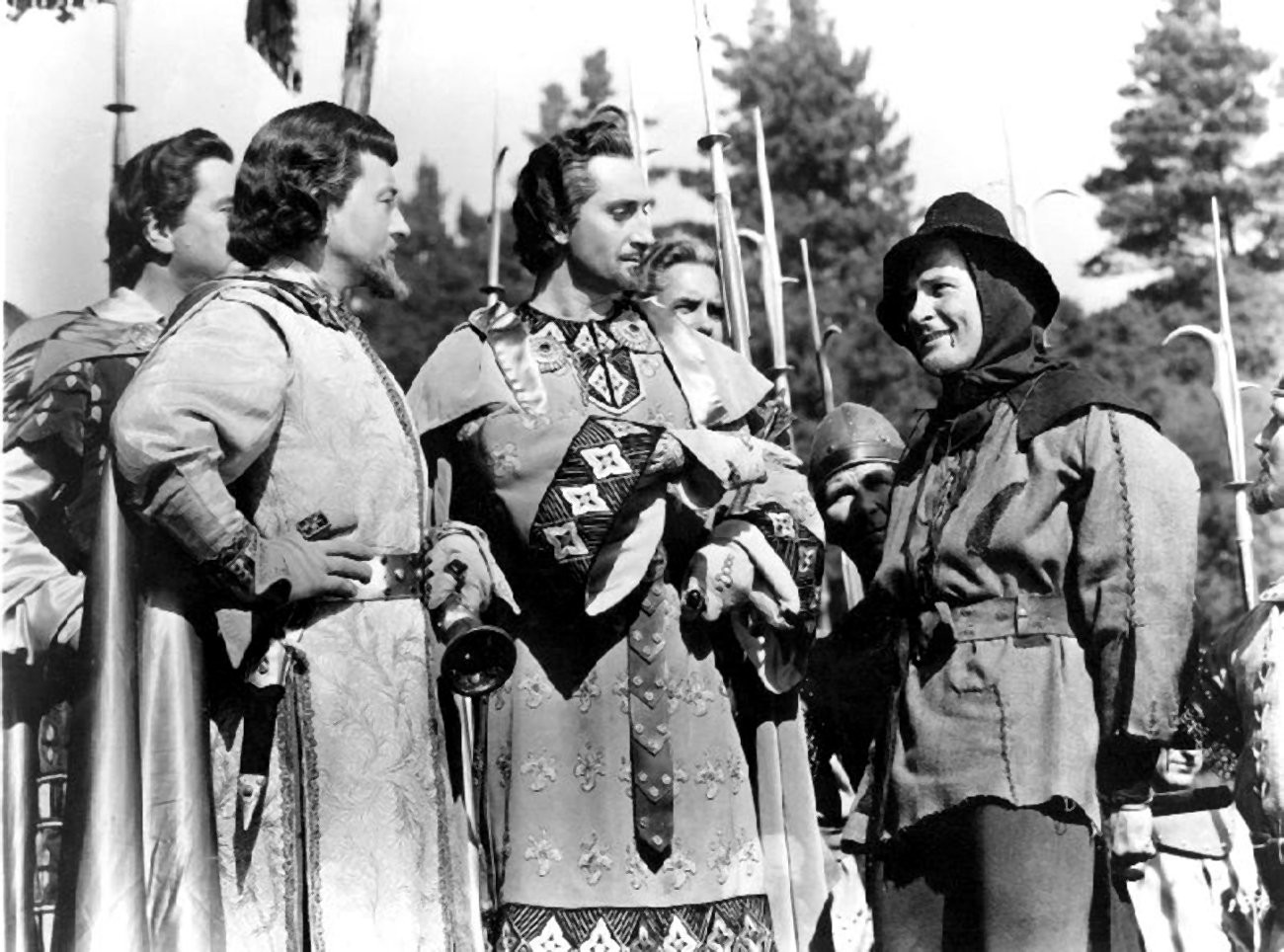 Errol Flynn, Claude Rains, and Basil Rathbone in Приключения Робин Гуда (1938)