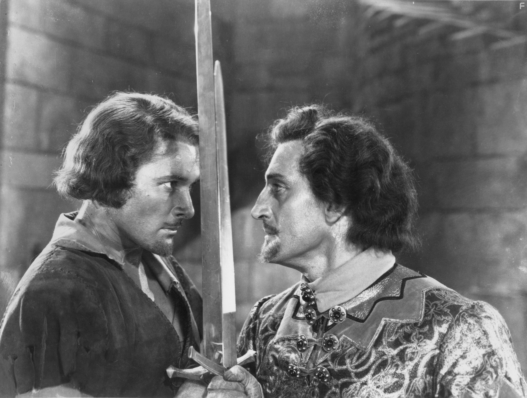 Errol Flynn and Basil Rathbone in Приключения Робин Гуда (1938)