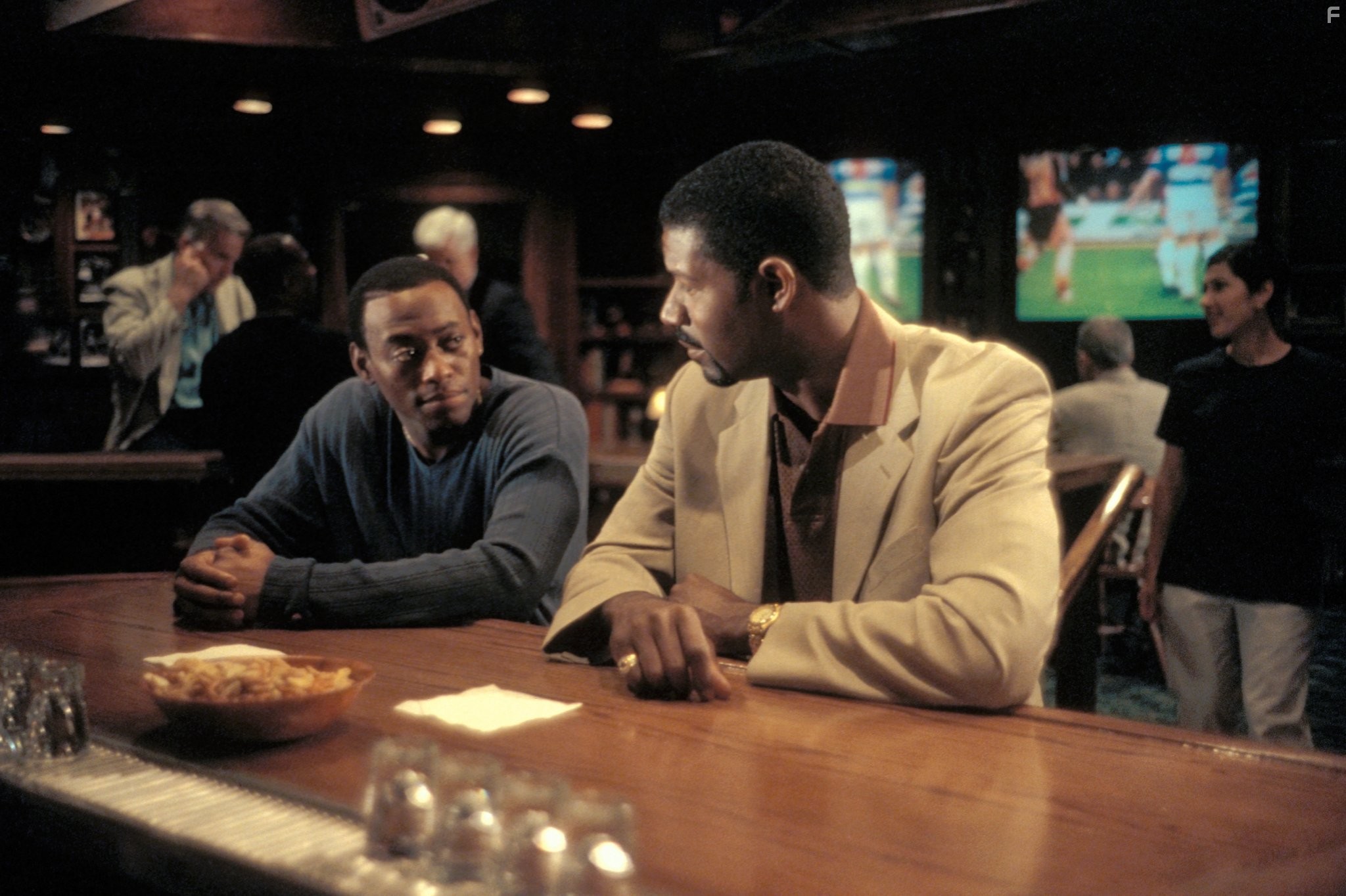 Omar Epps and Dennis Haysbert in Любовь и баскетбол (2000)