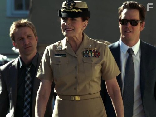 Joanna Cassidy, Mark-Paul Gosselaar, and Breckin Meyer in Компаньоны (2011)