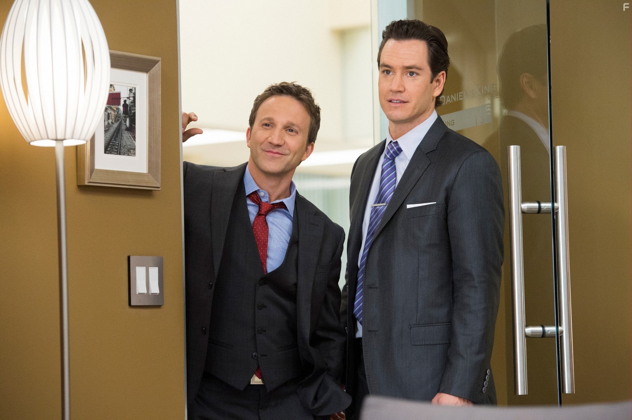 Mark-Paul Gosselaar and Breckin Meyer in Компаньоны (2011)
