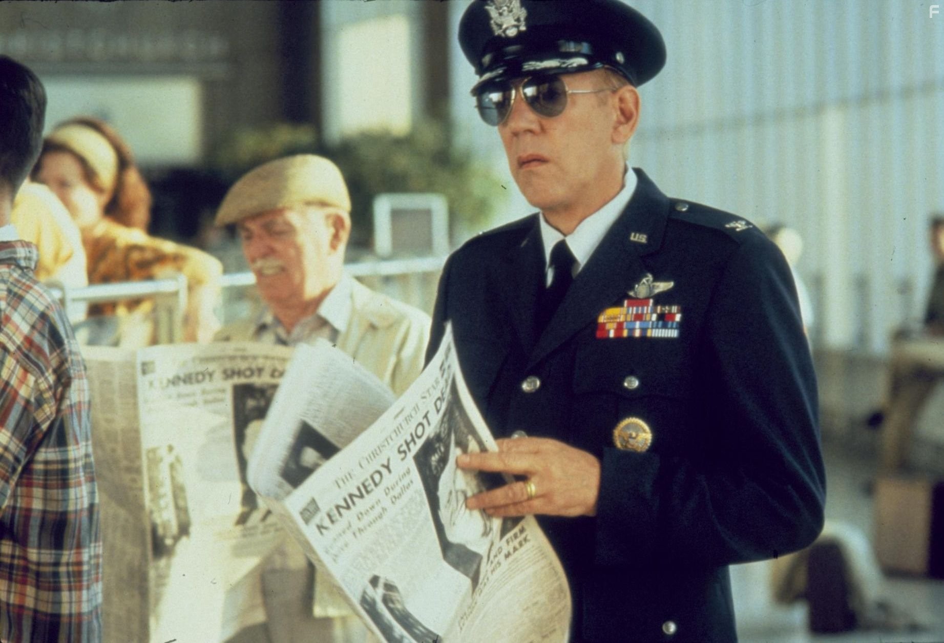 Kevin Costner and Donald Sutherland in Джон Ф. Кеннеди: Выстрелы в Далласе (1991)