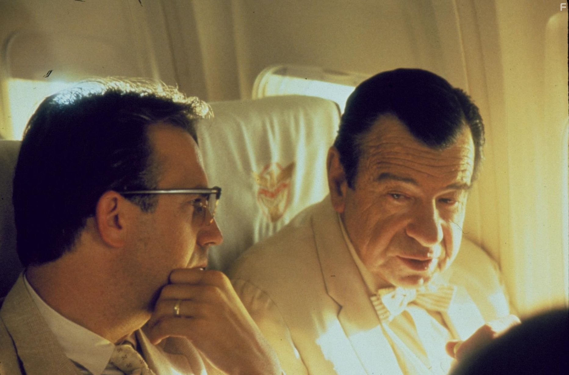 Kevin Costner and Walter Matthau in Джон Ф. Кеннеди: Выстрелы в Далласе (1991)