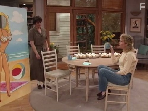 Patricia Richardson and Sherry Hursey in Большой ремонт (1991)