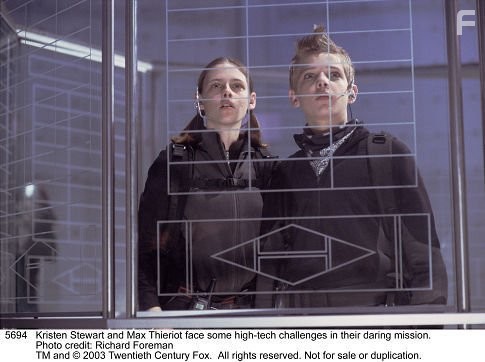 Kristen Stewart and Max Thieriot in Запретная миссия (2004)