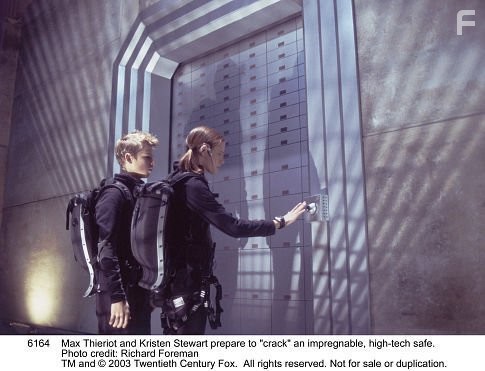 Kristen Stewart and Max Thieriot in Запретная миссия (2004)