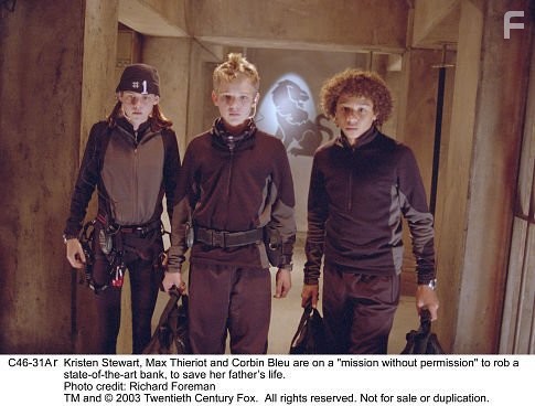 Corbin Bleu, Kristen Stewart, and Max Thieriot in Запретная миссия (2004)