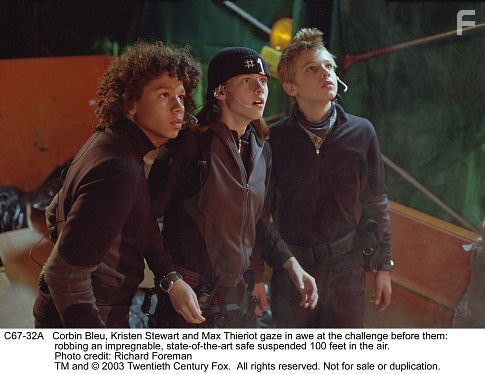Corbin Bleu, Kristen Stewart, and Max Thieriot in Запретная миссия (2004)