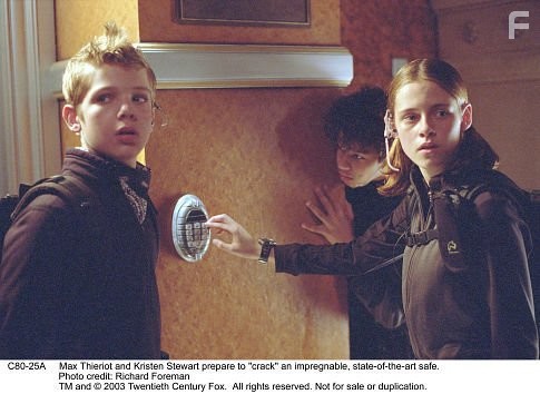 Corbin Bleu, Kristen Stewart, and Max Thieriot in Запретная миссия (2004)