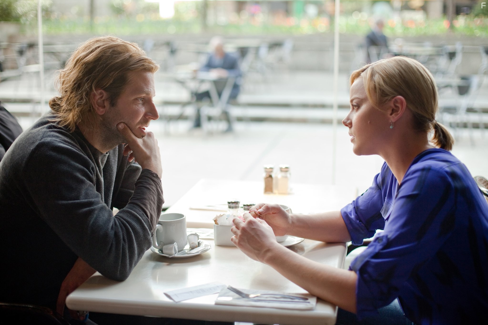 Bradley Cooper and Abbie Cornish in Области тьмы (2011)