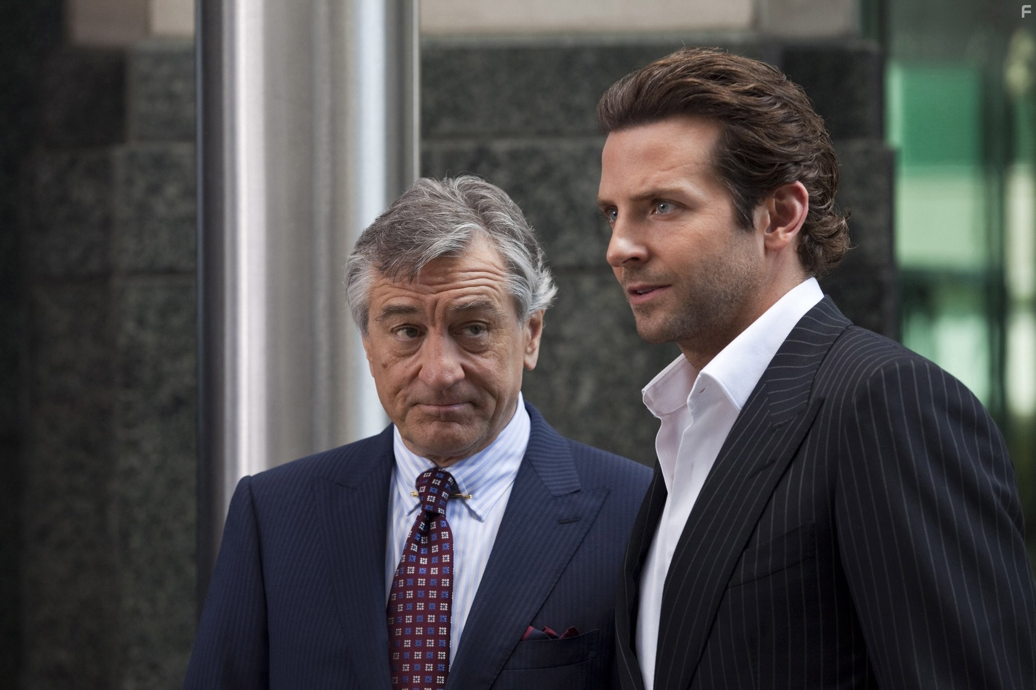 Robert De Niro and Bradley Cooper in Области тьмы (2011)