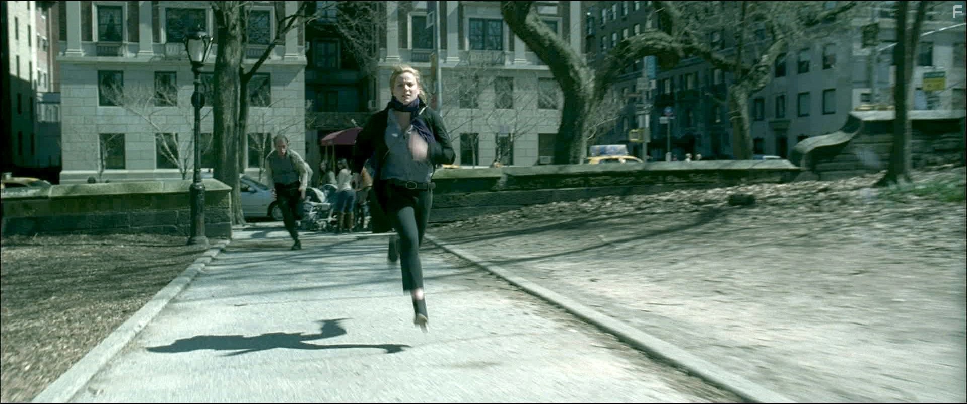 Tomas Arana and Abbie Cornish in Области тьмы (2011)