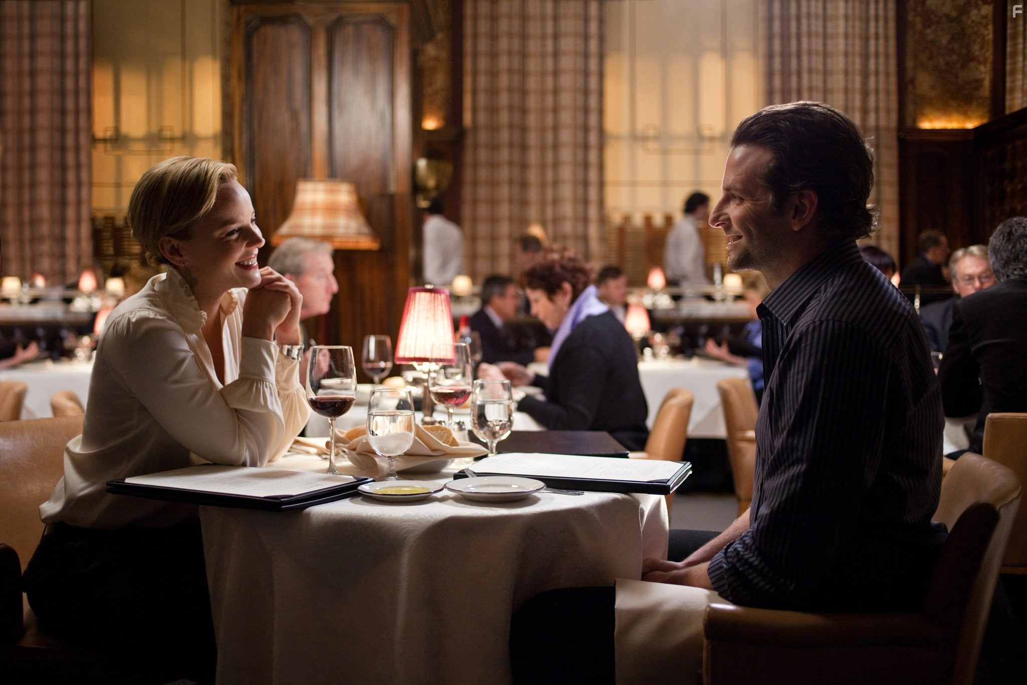 Bradley Cooper and Abbie Cornish in Области тьмы (2011)
