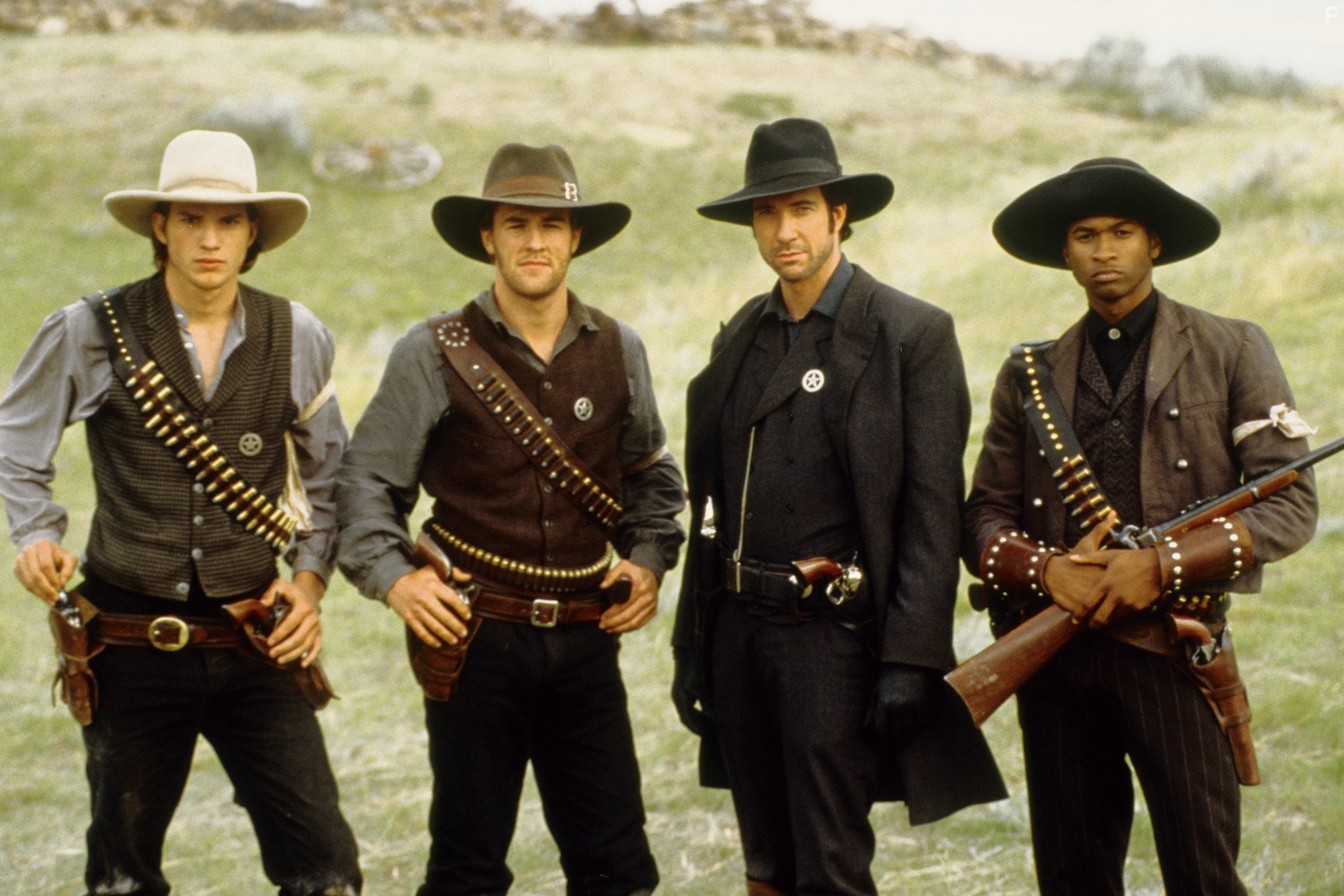 Dylan McDermott, James Van Der Beek, Ashton Kutcher, and Usher Raymond in Техасские рейнджеры (2001)