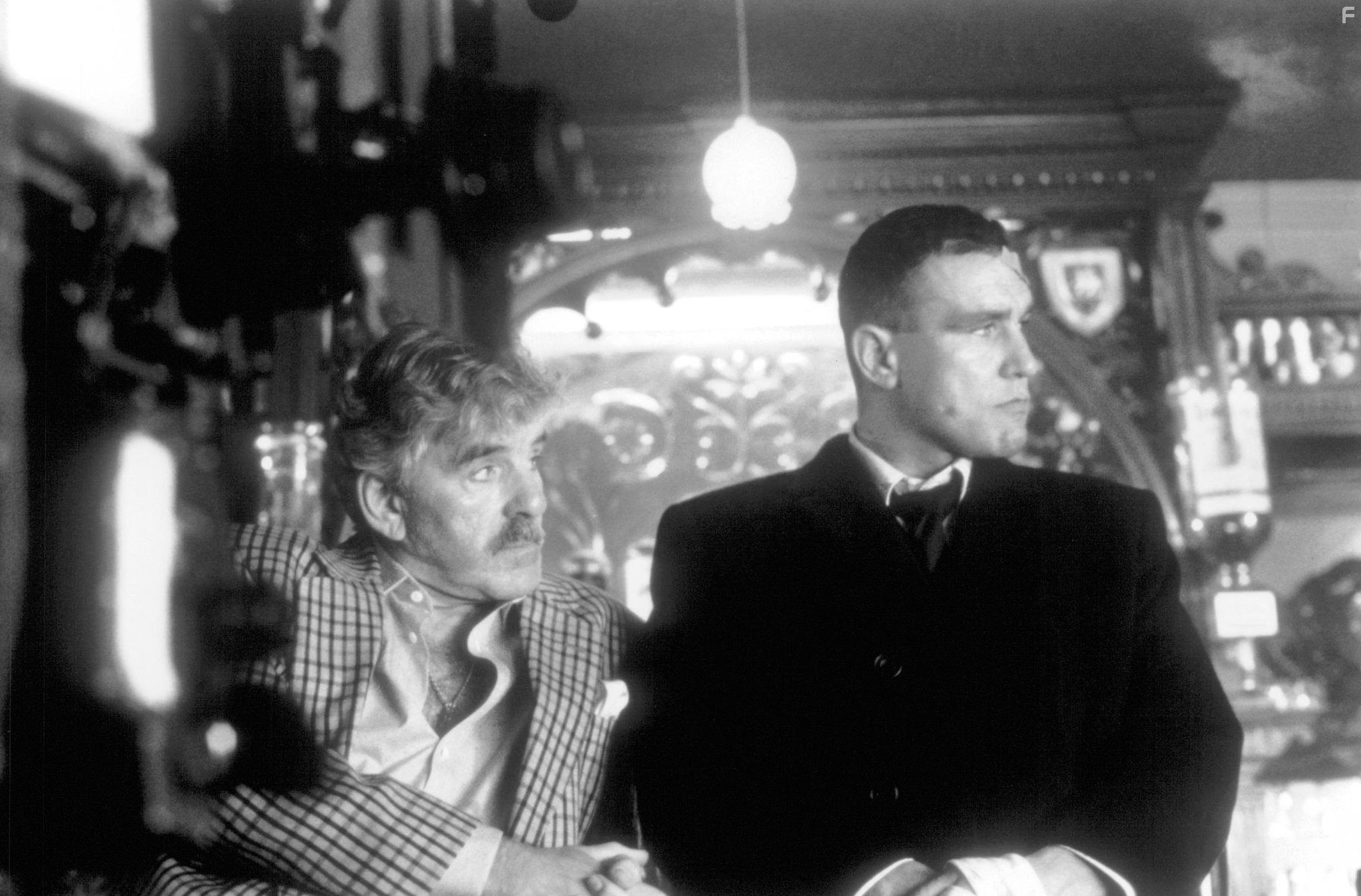 Dennis Farina and Vinnie Jones in Большой куш (2000)