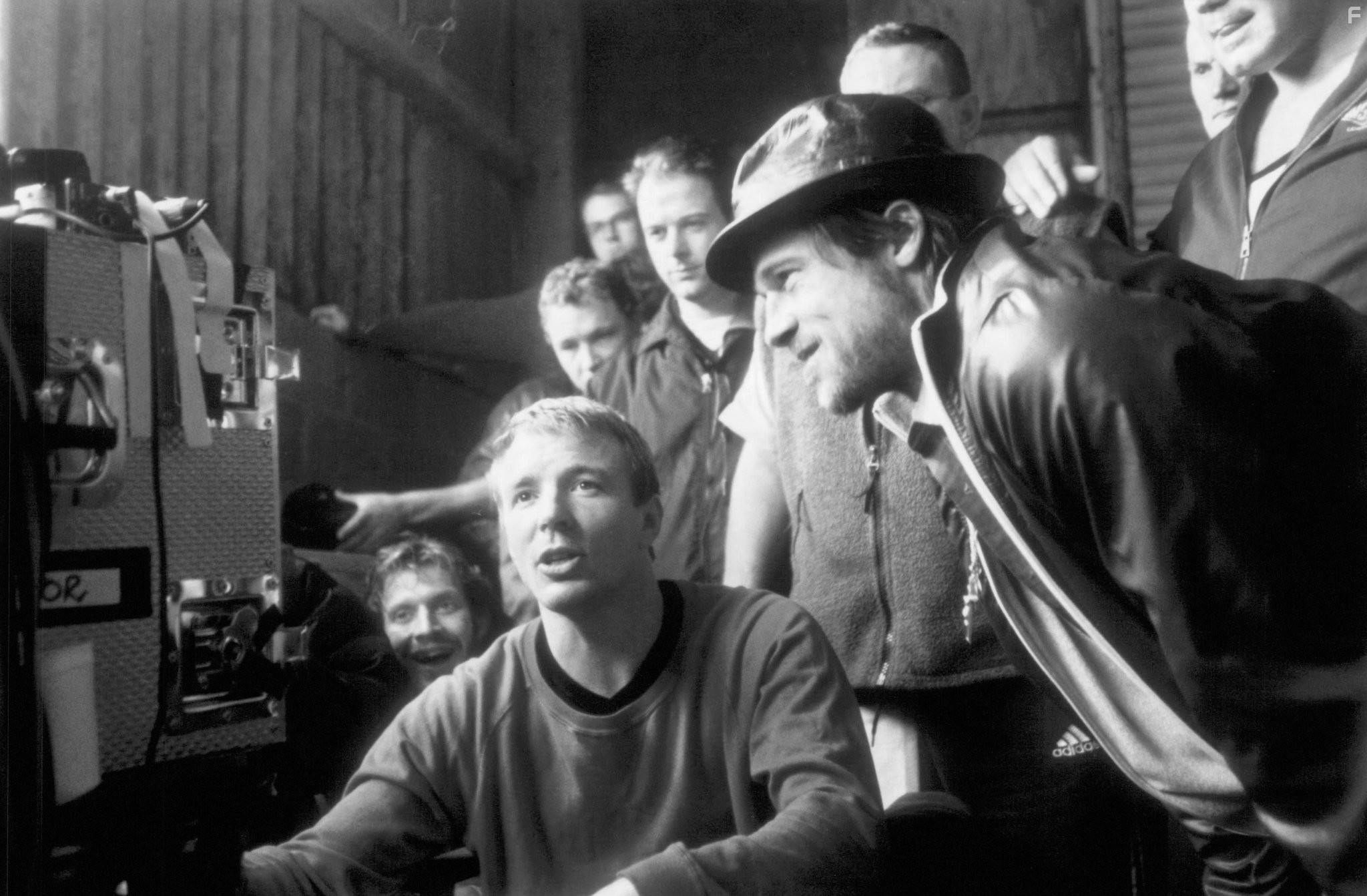 Brad Pitt and Guy Ritchie in Большой куш (2000)