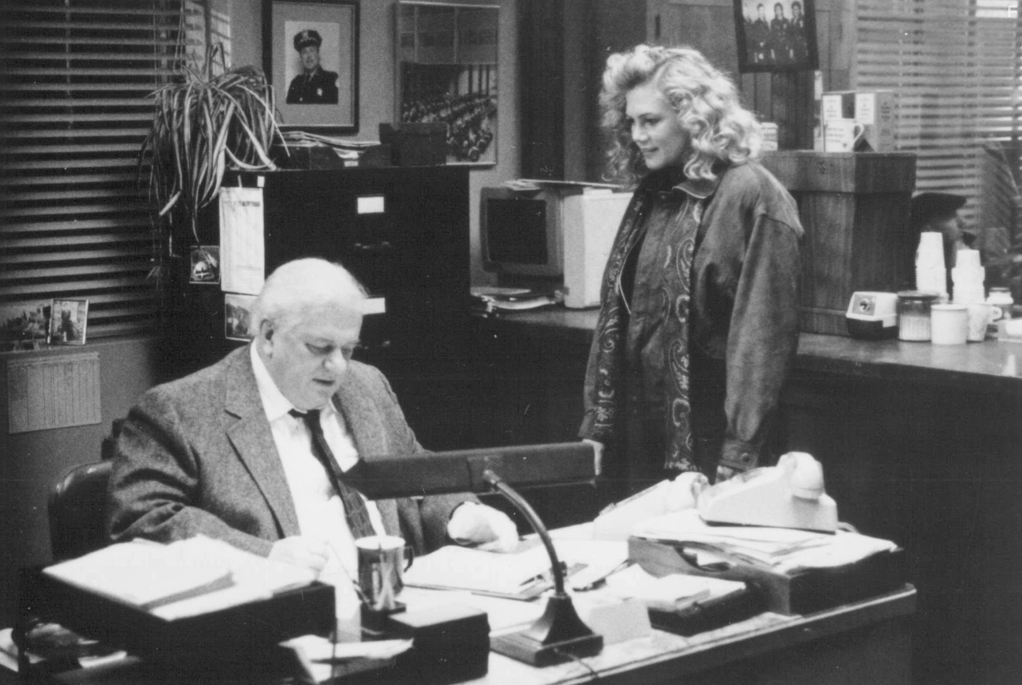 Kathleen Turner and Charles Durning in Детектив Варшавски (1991)