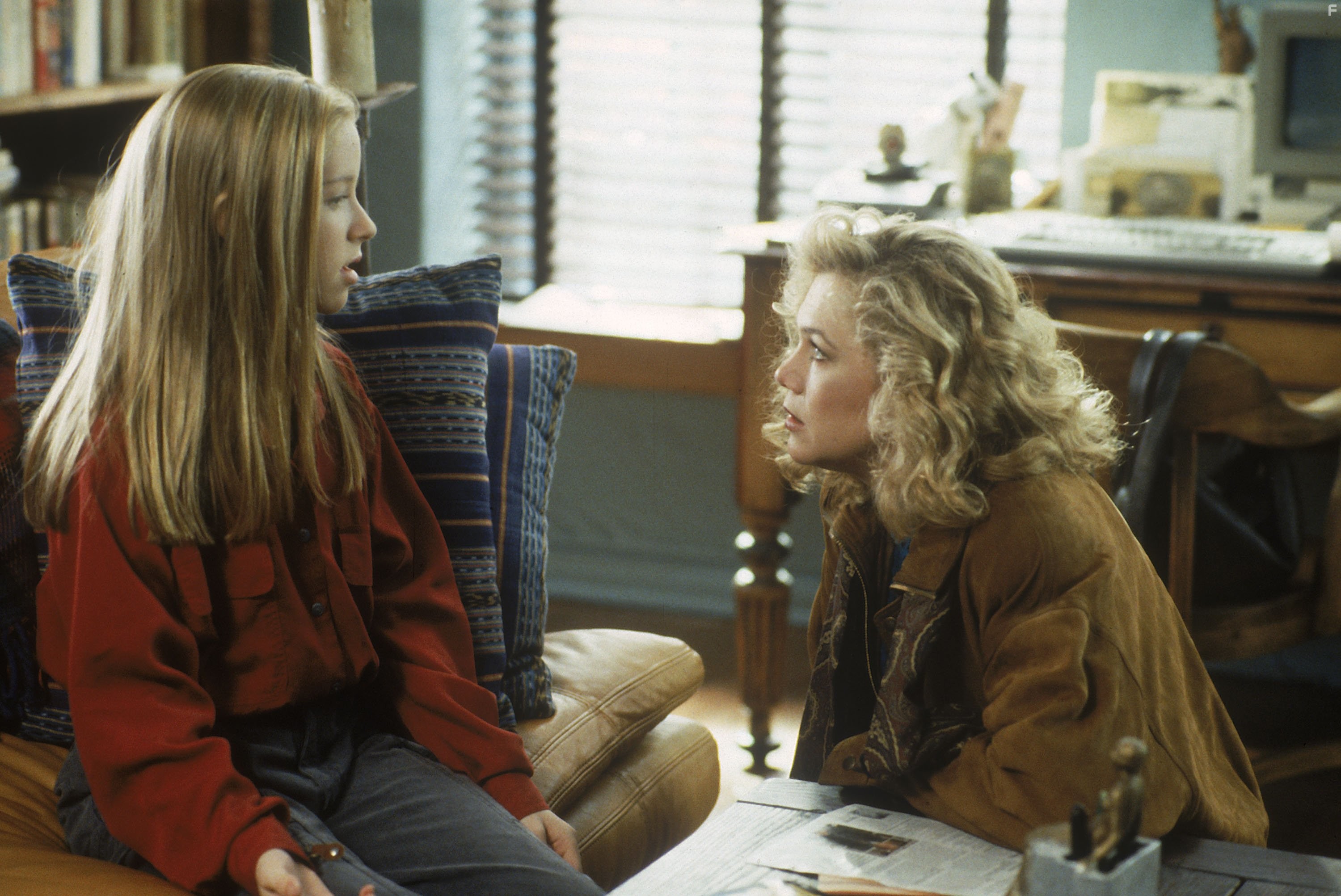 Kathleen Turner and Angela Goethals in Детектив Варшавски (1991)