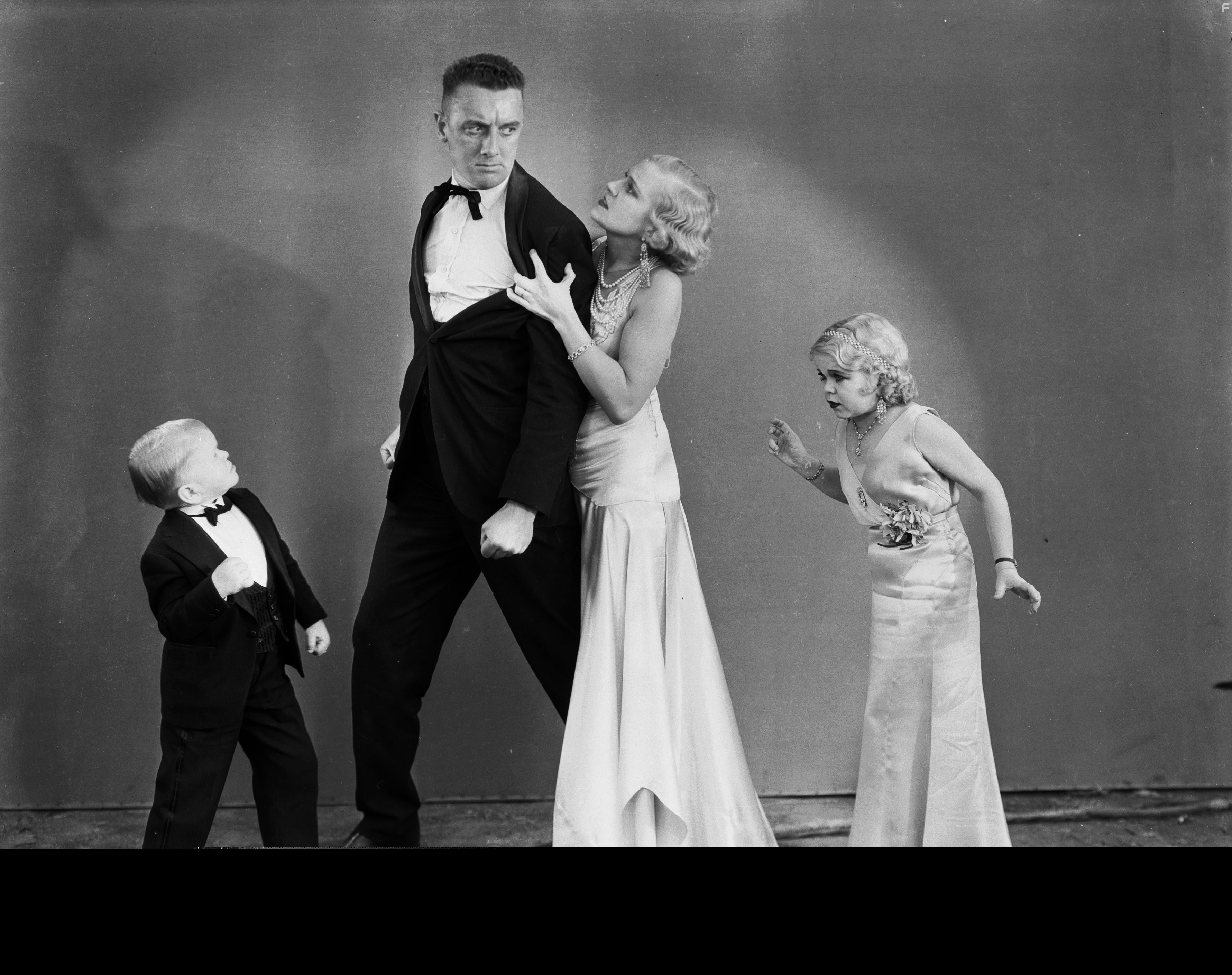 Olga Baclanova, Daisy Earles, Harry Earles, and Henry Victor in Уродцы (1932)