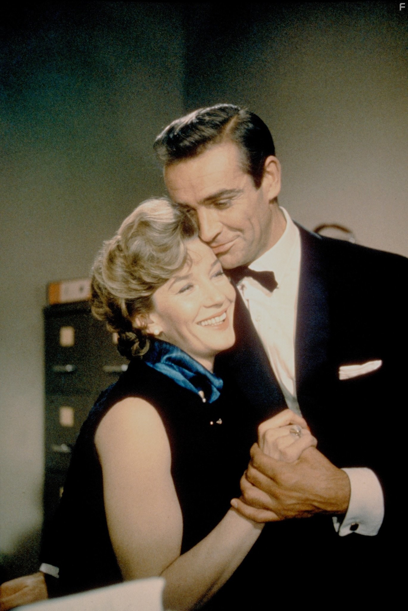 Sean Connery and Lois Maxwell in Доктор Ноу (1962)
