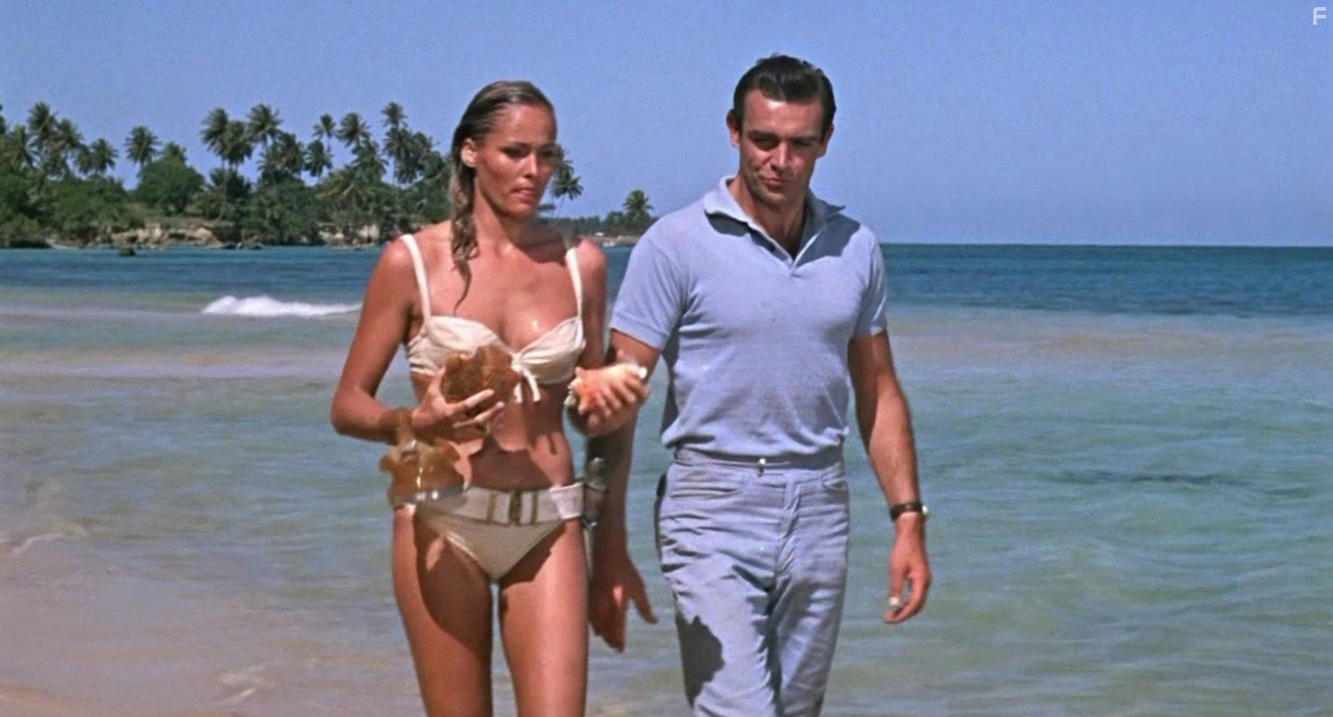 Sean Connery and Ursula Andress in Доктор Ноу (1962)