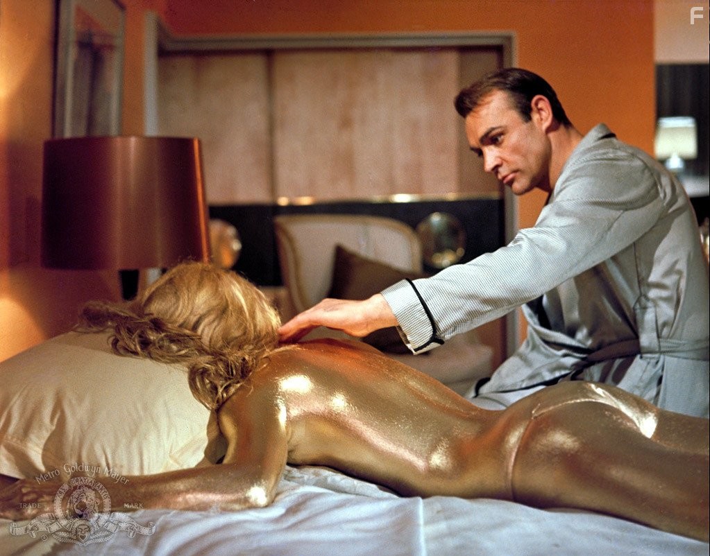 Sean Connery and Shirley Eaton in Голдфингер (1964)
