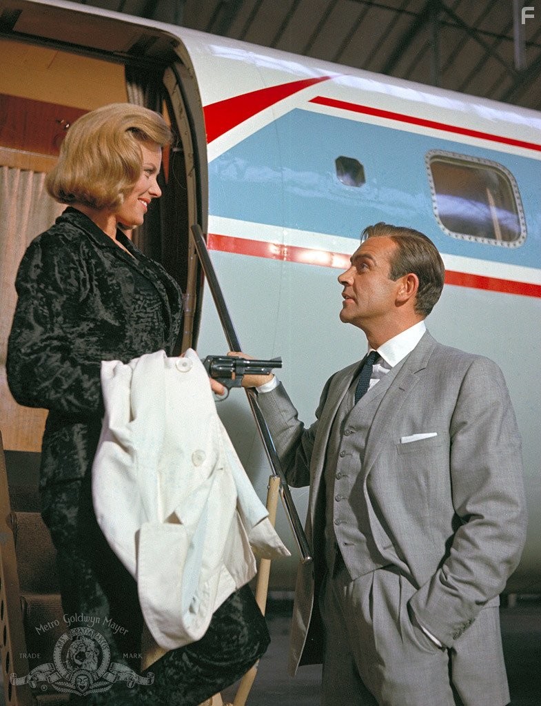 Sean Connery and Honor Blackman in Голдфингер (1964)