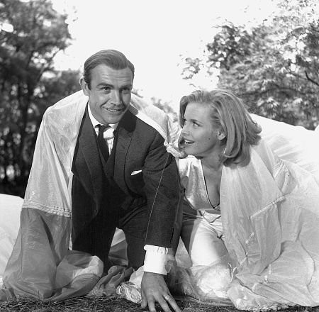 "Goldfinger" Sean Connery, Honor Blackman 1964 UA **I.V.