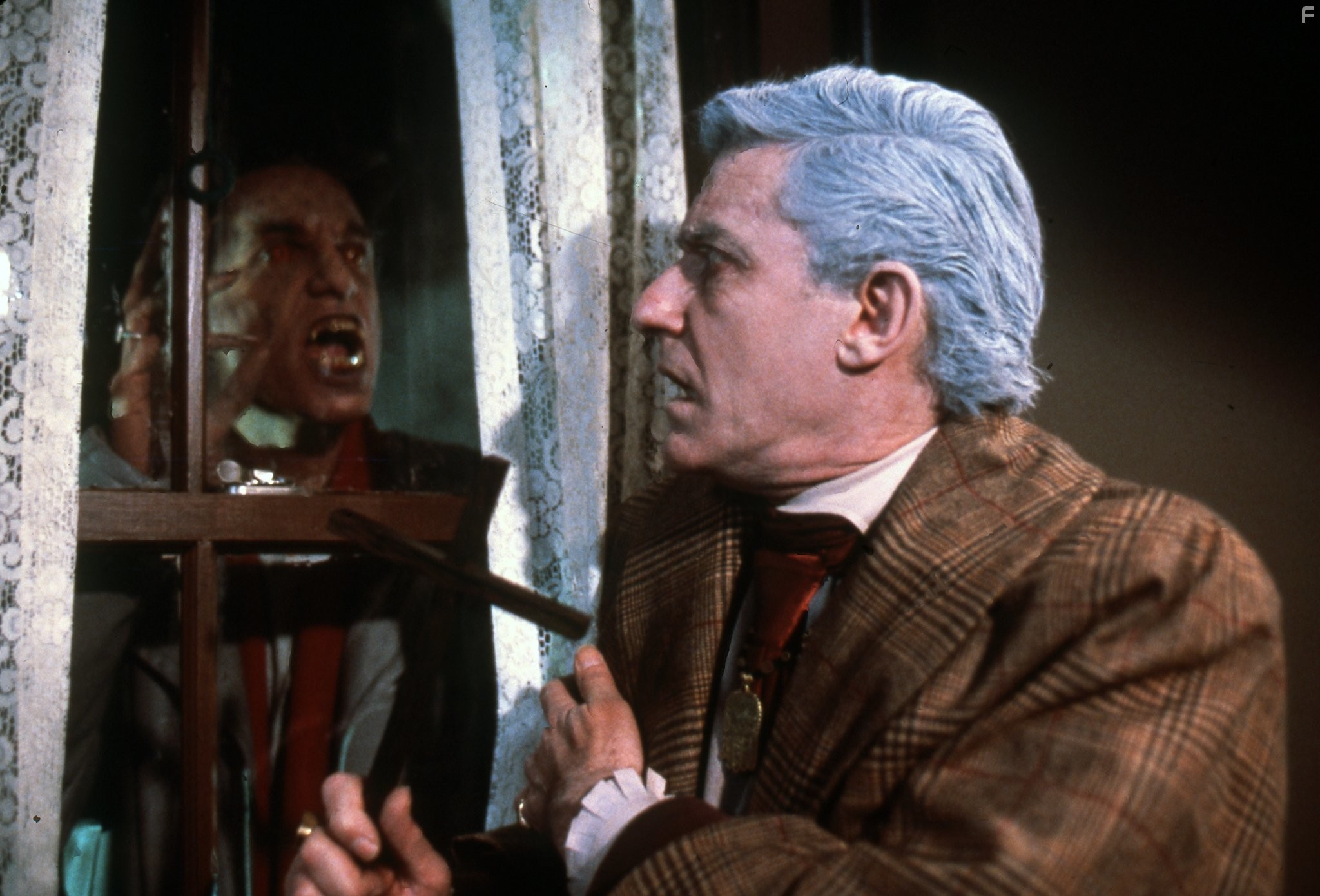 Roddy McDowall and Chris Sarandon in Ночь страха (1985)