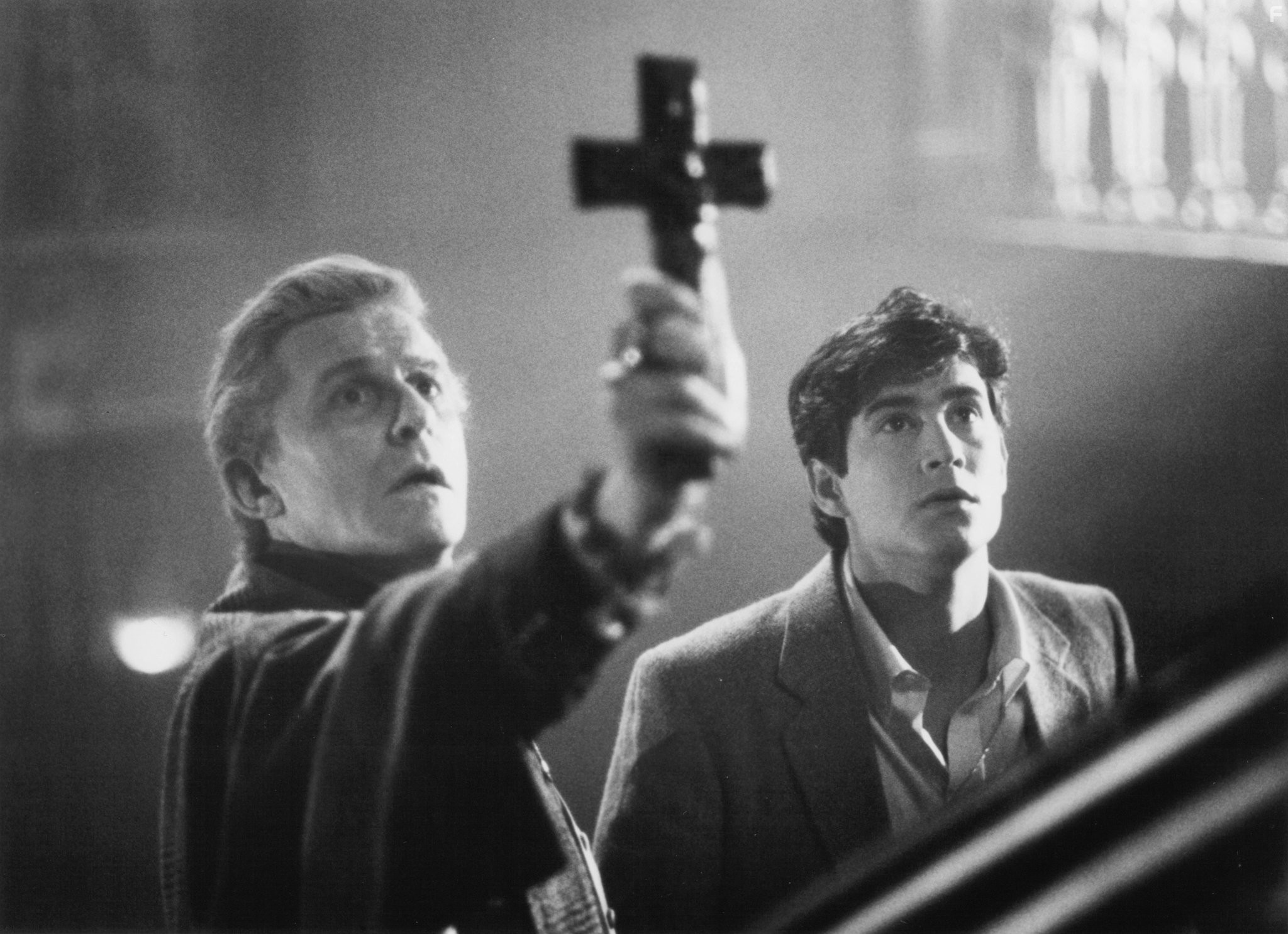 Roddy McDowall and William Ragsdale in Ночь страха (1985)