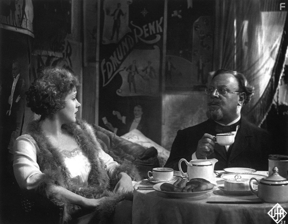Marlene Dietrich and Emil Jannings in Голубой ангел (1930)