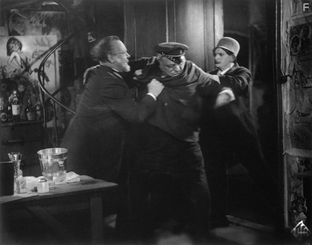 Wilhelm Diegelmann and Emil Jannings in Голубой ангел (1930)