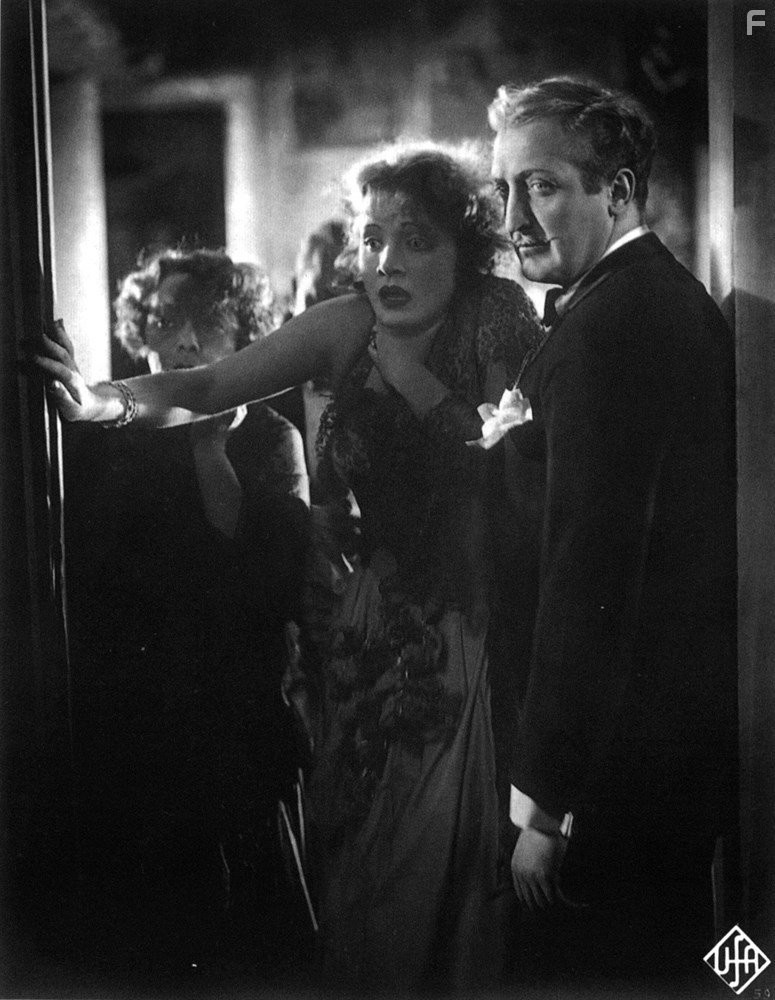 Marlene Dietrich, Hans Albers, and Rosa Valetti in Голубой ангел (1930)