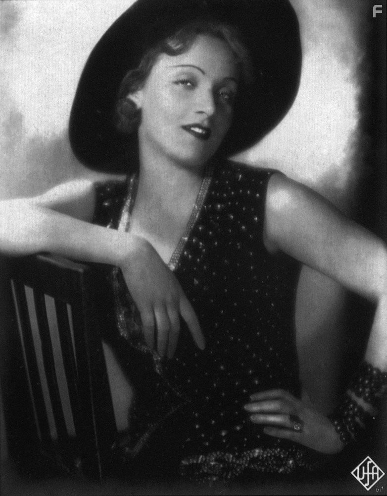 Marlene Dietrich in Голубой ангел (1930)