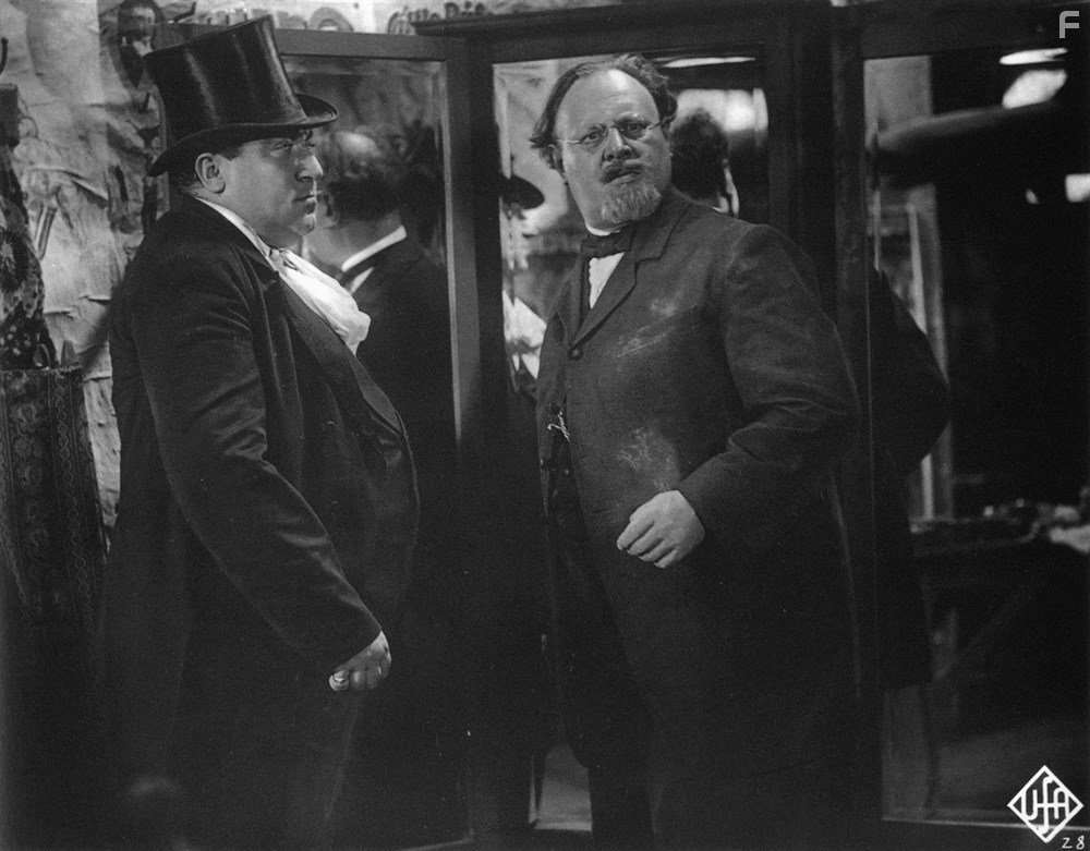 Kurt Gerron and Emil Jannings in Голубой ангел (1930)