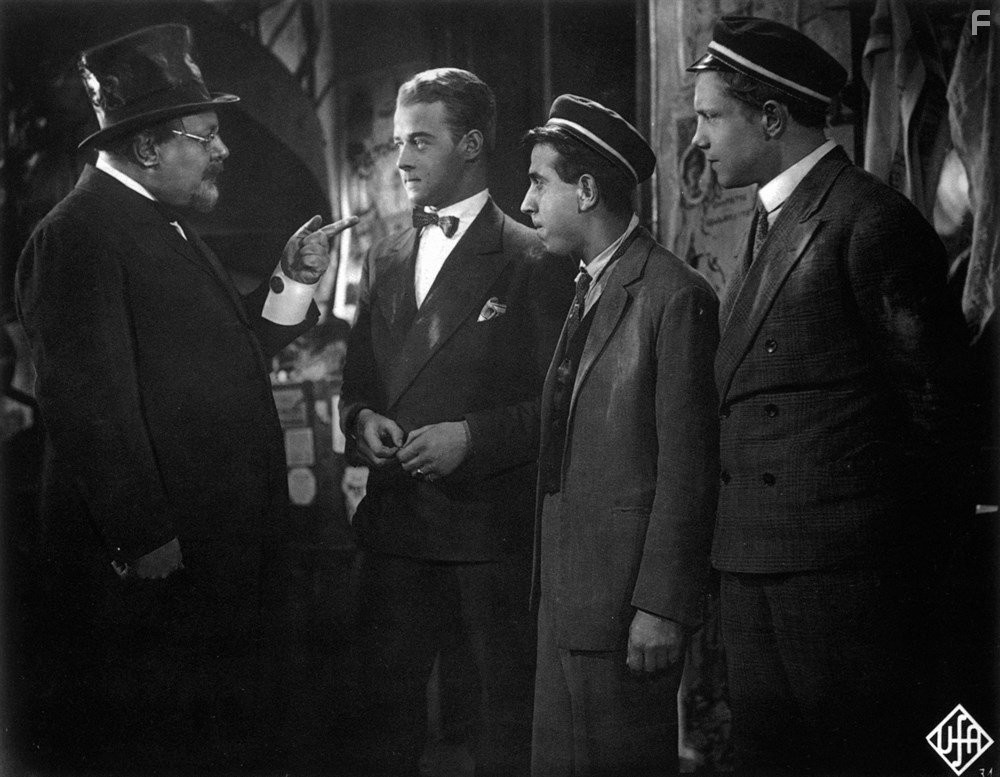 Carl Balhaus, Emil Jannings, and Roland Varno in Голубой ангел (1930)