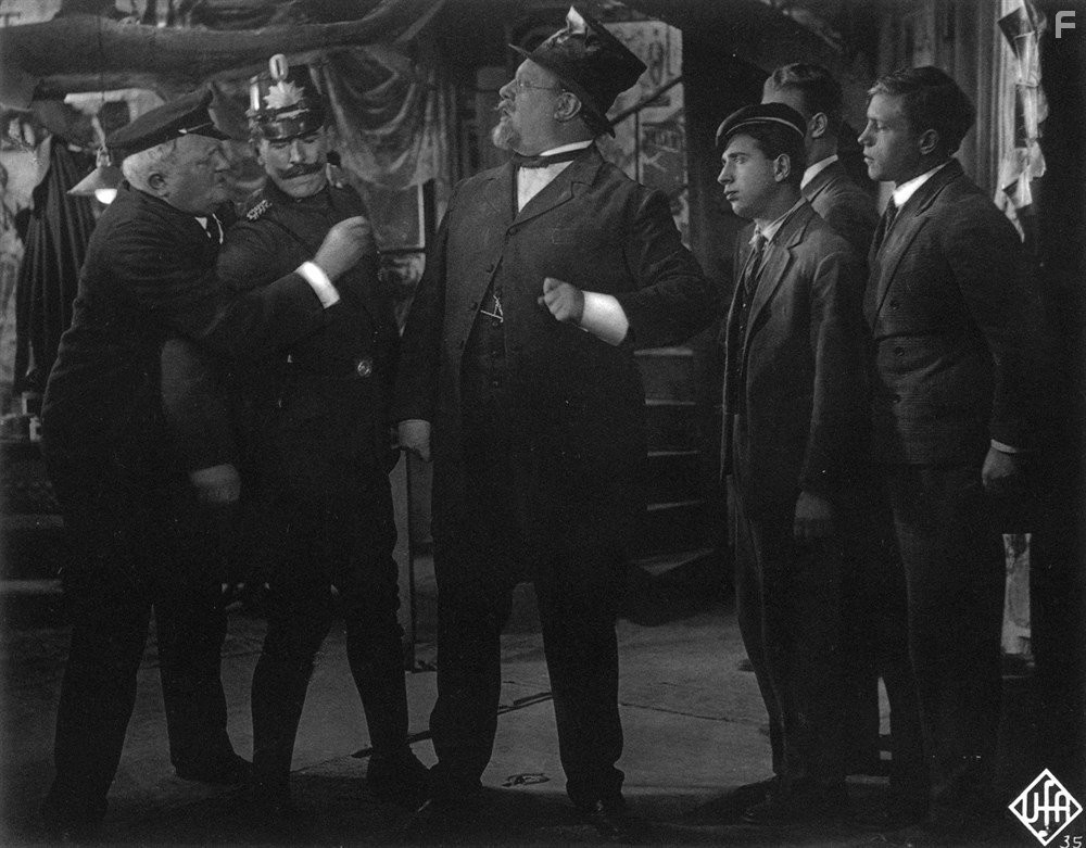 Gerhard Bienert, Wilhelm Diegelmann, and Emil Jannings in Голубой ангел (1930)