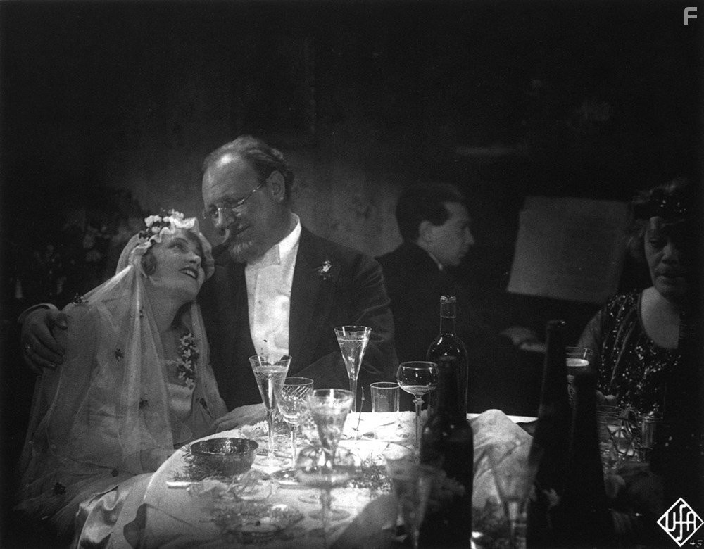 Marlene Dietrich and Emil Jannings in Голубой ангел (1930)
