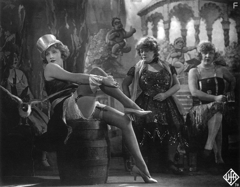 Marlene Dietrich and Rosa Valetti in Голубой ангел (1930)