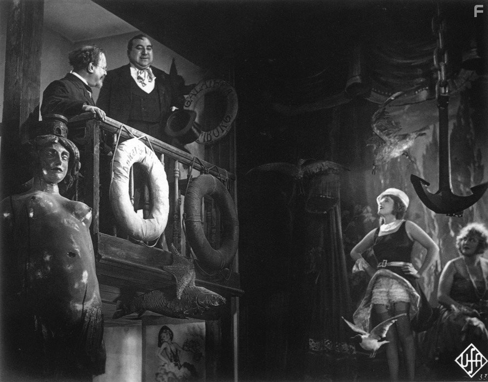 Marlene Dietrich, Kurt Gerron, and Emil Jannings in Голубой ангел (1930)