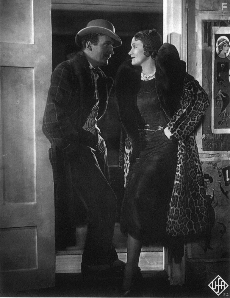 Marlene Dietrich and Hans Albers in Голубой ангел (1930)