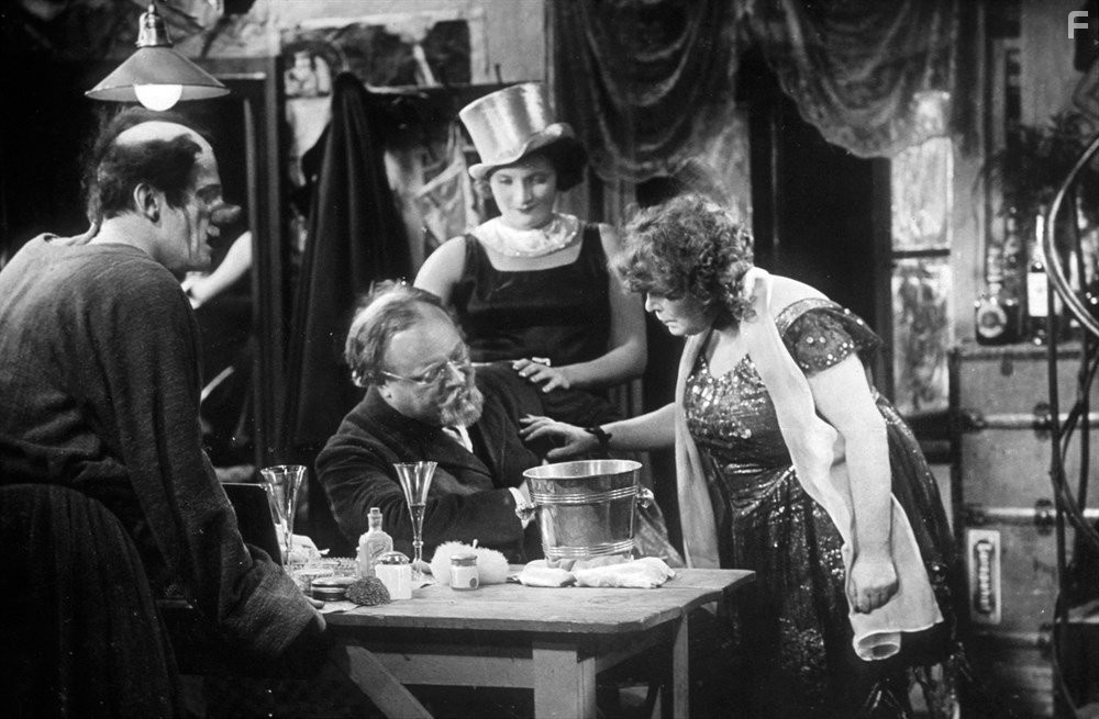 Marlene Dietrich, Reinhold Bernt, Emil Jannings, and Rosa Valetti in Голубой ангел (1930)
